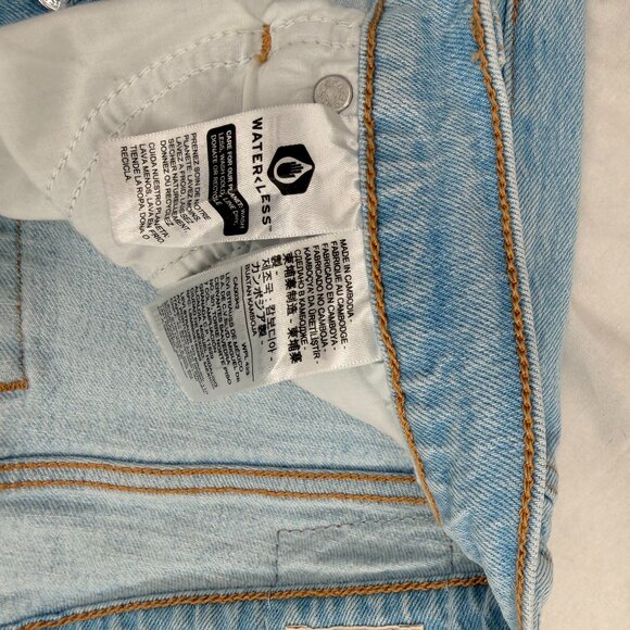 Levi Strauss & Co. Women's Wedgie style Light Wash Tapered Ankle Denim | Size 31 - Picture 6 of 8